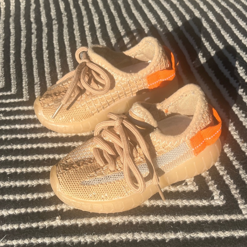 Daclay Beige & Orange Sneakers